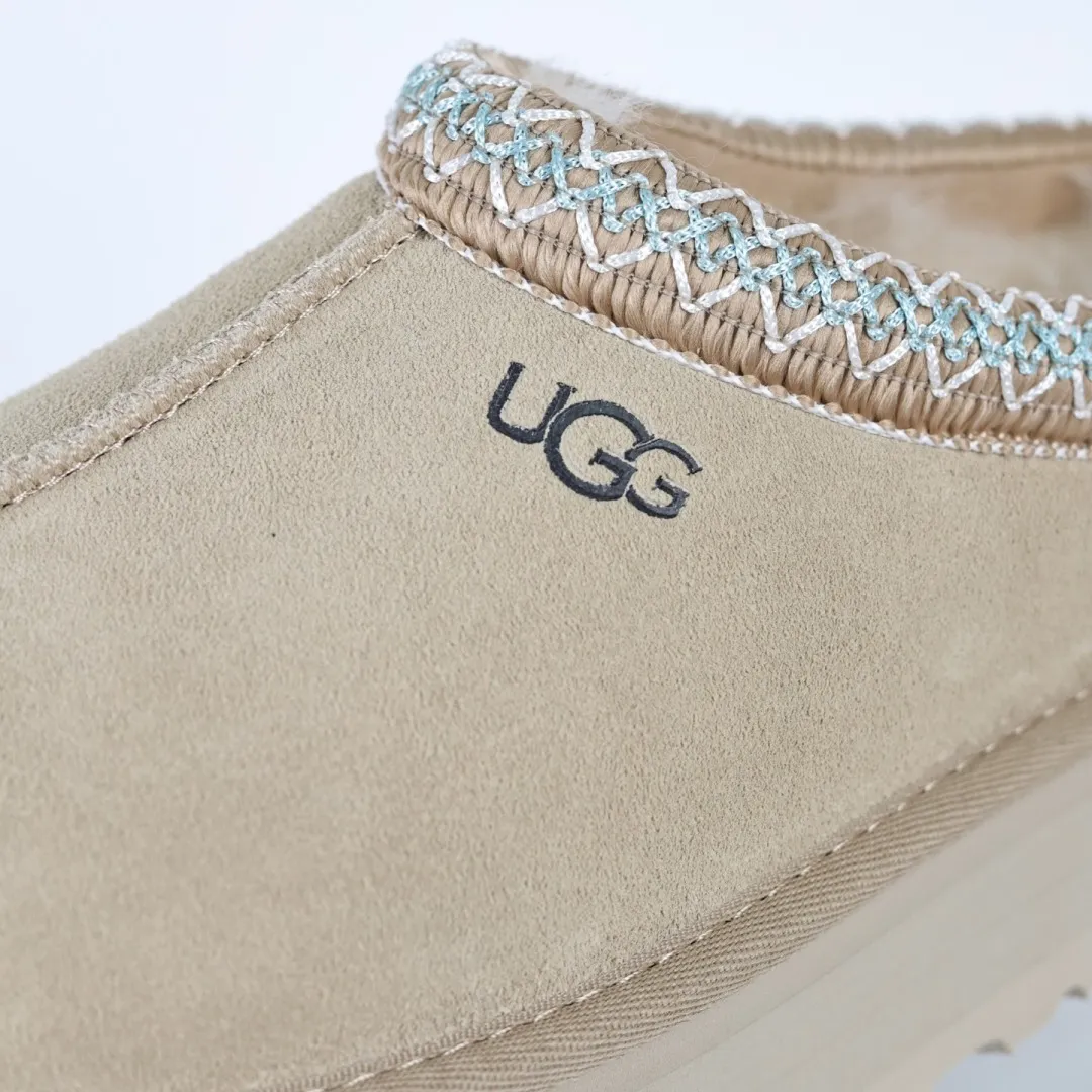 Copy price 💰560 Core recommendation of good price 5cm thick sole, independently developed original outsole, cashmere insole, keeping warm in winter, suitable for home use. In the new year, uug launched a style series, which is partially geared towards the preferences of young consumers. It has also moved to the forefront of fashion trends. Shoe body material, water-repellent coated suede upper, 17 mm UGGPURE™ implanted wool insole, lightweight non-slip and comfortable rubber outsole, with brand LOGO and trademark, with full package Size: 35 36 37 38 39 40 41 42